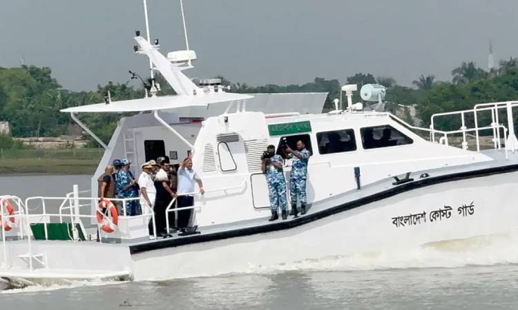মোংলায় নৌঘাটিতে পৌঁছেছেন প্রধানমন্ত্রী