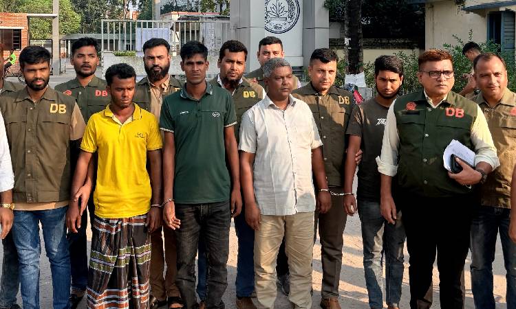 পাবনায় ডিবির অভিযানে যুবলীগের সভাপতিসহ ৪ অস্ত্র ব্যবসায়ী গ্রেফতার