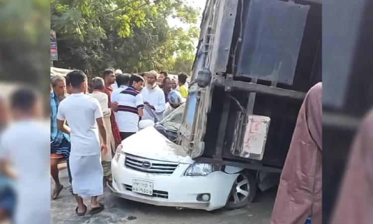ফরিদপুরে প্রাইভেটকারের ওপর আছড়ে পড়ল ট্রাক, মা-ছেলের নিহত