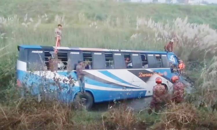 ঢাকা-মাওয়া এক্সপ্রেসওয়ের রেলিং ভেঙে খাদে পড়ল বাস, নিহত ৩