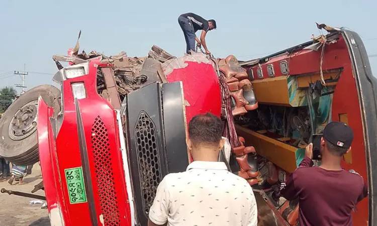 ব্রাহ্মণবাড়িয়ায় বাস-কাভার্ডভ্যান সংঘর্ষে ২ যাত্রী নিহত