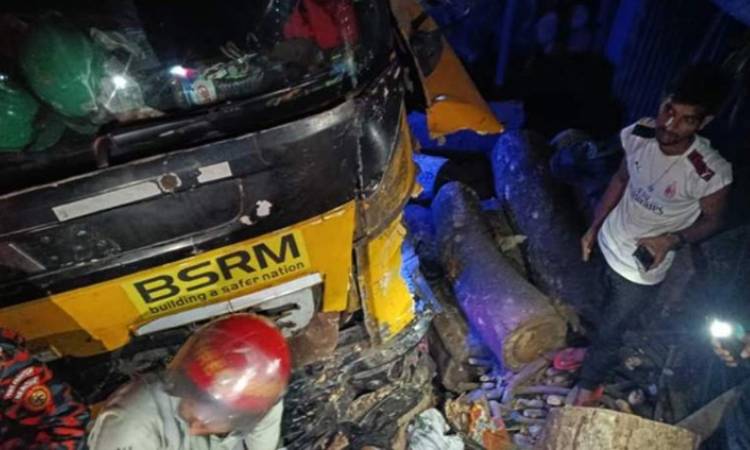 সীতাকুণ্ডে লরি চাপায় সড়কের পাশে দাঁড়িয়ে থাকা ৫ বাসযাত্রী নিহত